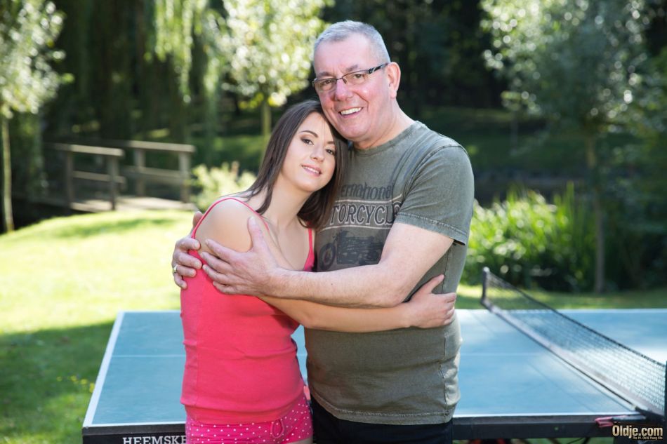 Adolescente Baise Vieil Homme Après Avoir Perdu Le Match De Tennis De Table