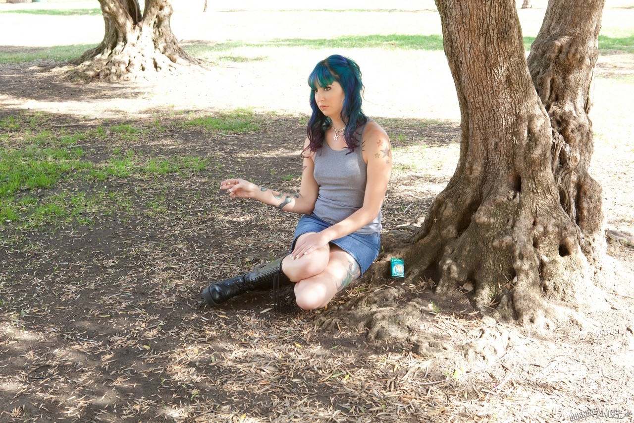 Sally Sparrow 提起裙子给大阴茎在阴道