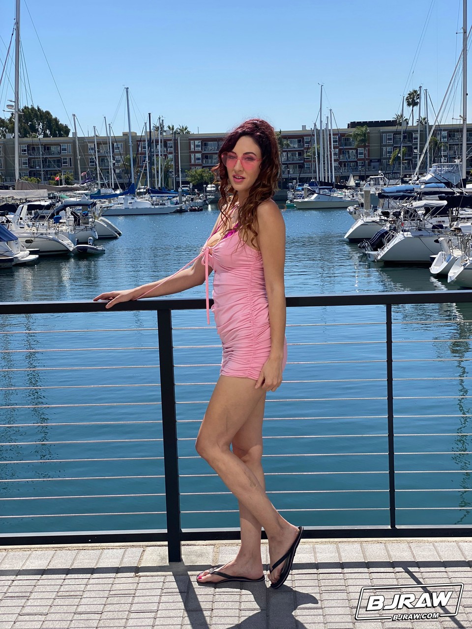 सेक्सी ब्रूनेट आर्टेमिसिया लव मोटे लंड से चेहरा और बूब्स चुदवाती है