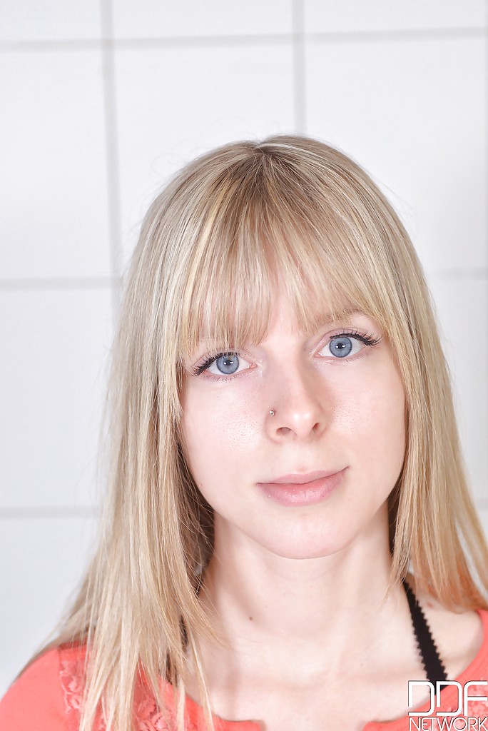 娇小金发少女比安卡·布里尔脱下牛仔裤和靴子