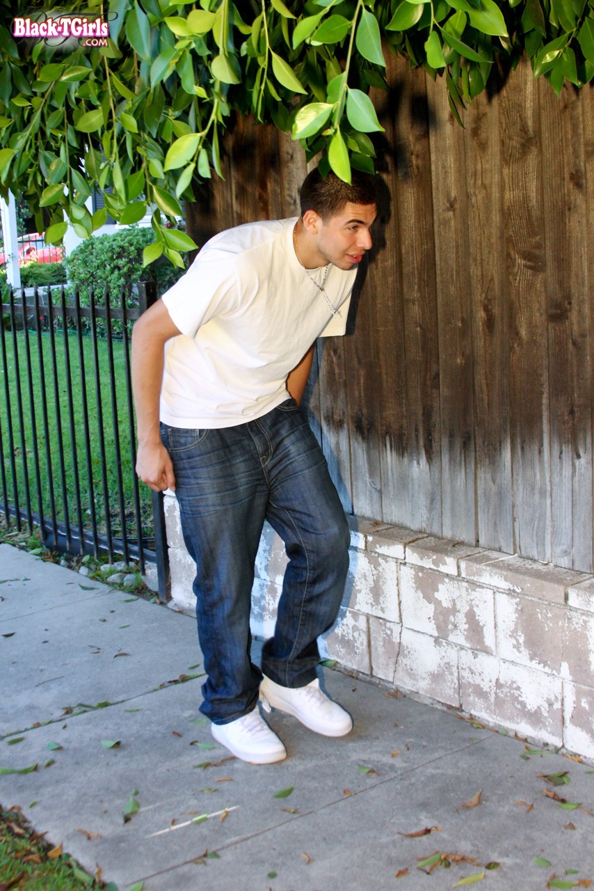 सुंदर काले रंग की ट्रांसजेंडर नकली स्तनों वाली नोमी को सफेद प्रेमी द्वारा चोदा गया