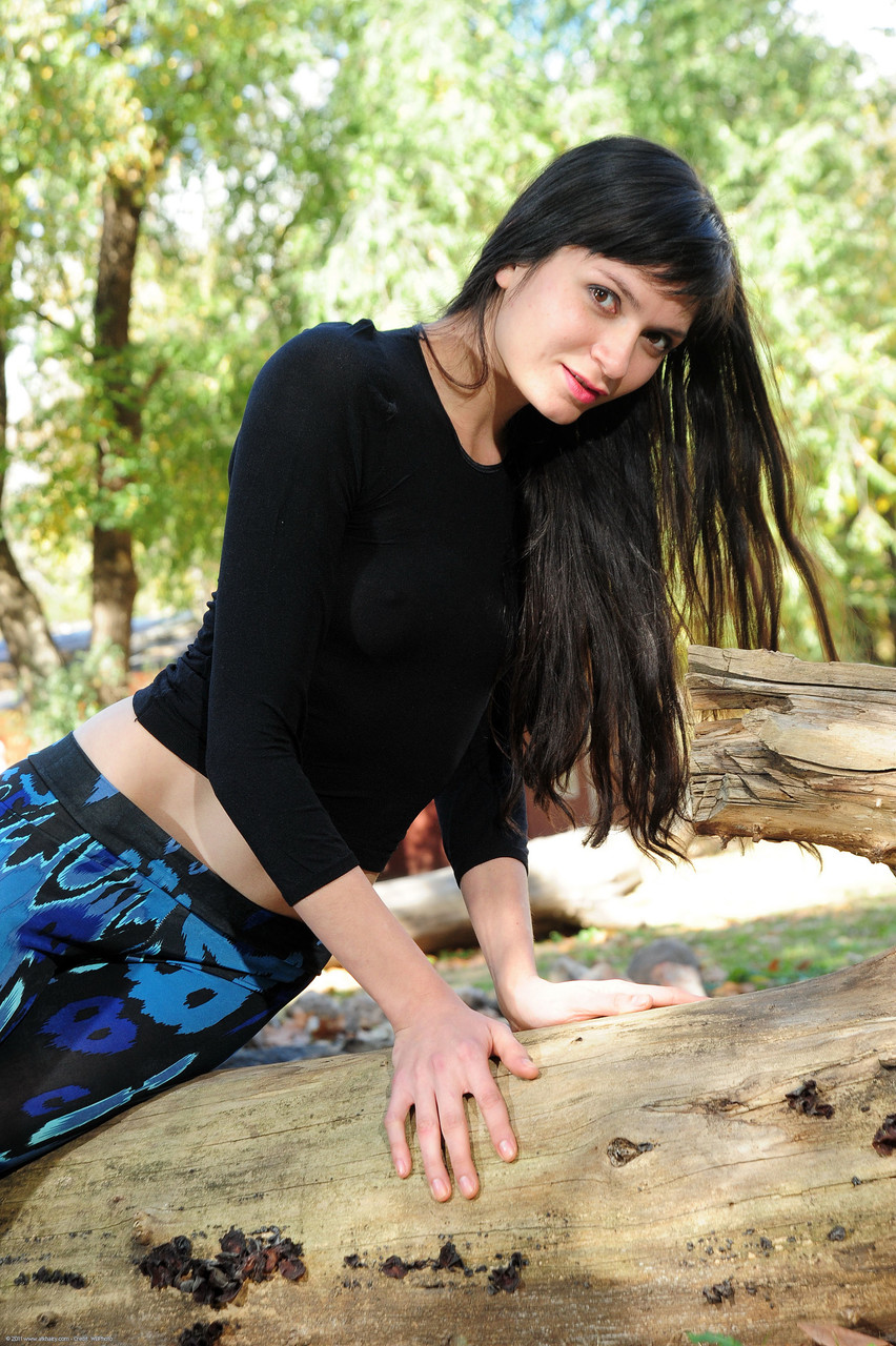 小さなアマチュアガラは公園で小さな胸と毛深いピンクマンコを明かす