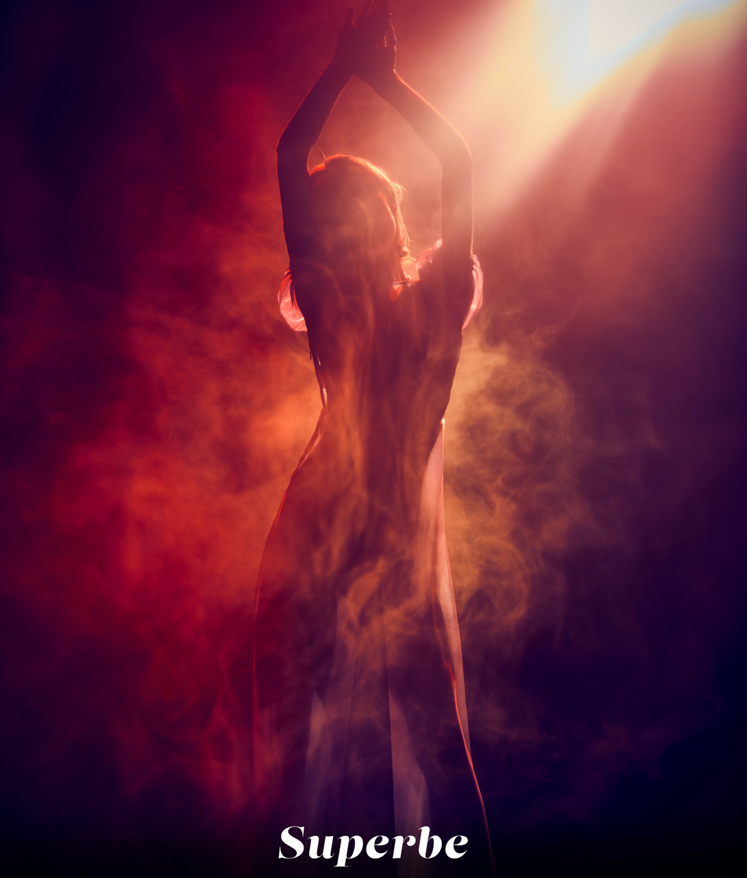 العاشقة الجذابة هانا راي تتصور في ملابس داخلية وعارية تمامًا بمفردها