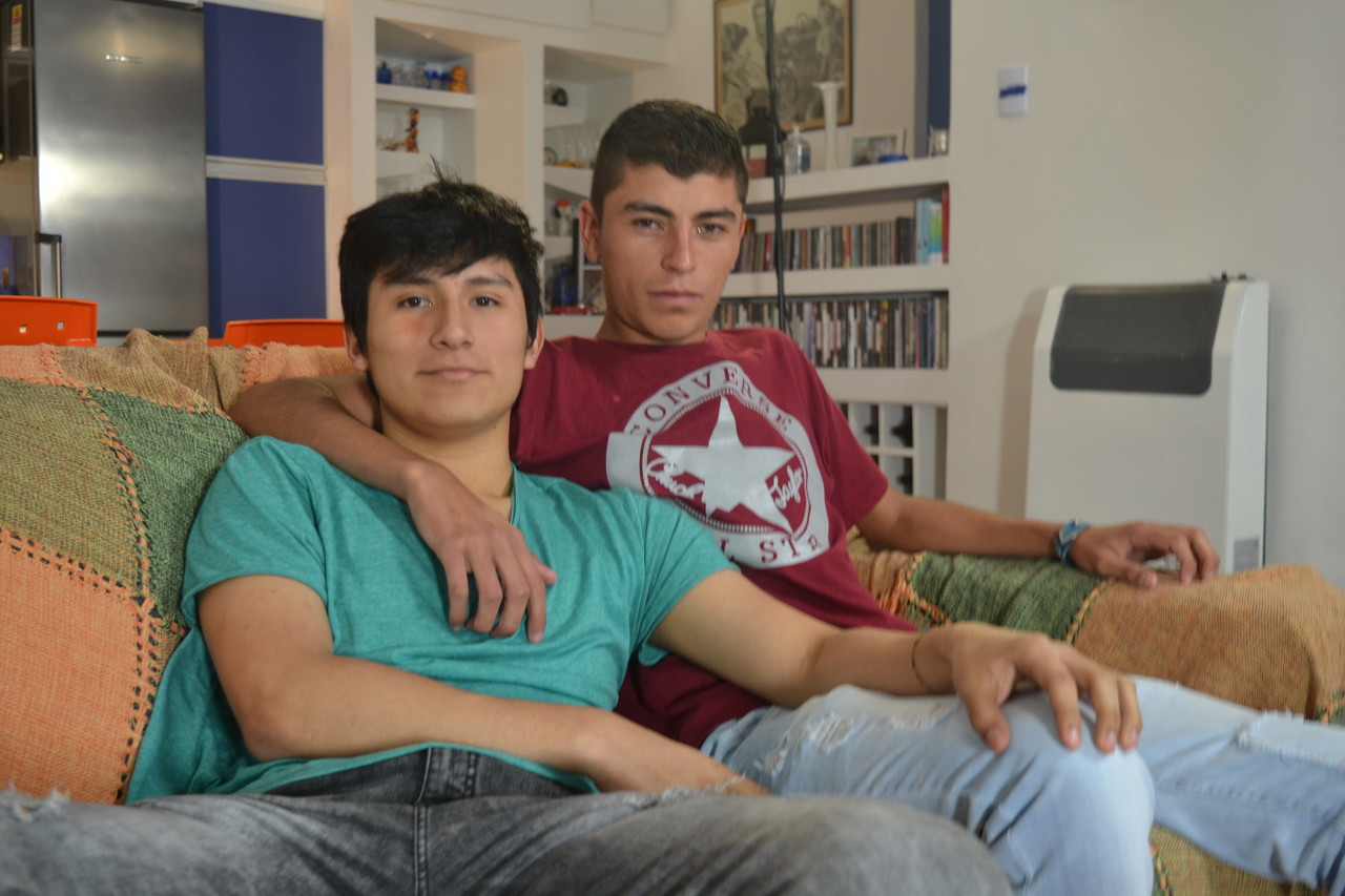 盖伊·朱尔斯在性爱前亲吻并吸吮他的朋友