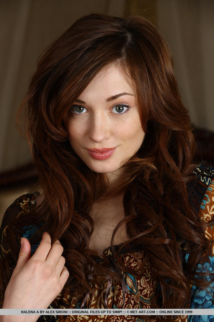 Brunette Mince Playgirl Halena Avec Petits Seins Enlève Sa Robe