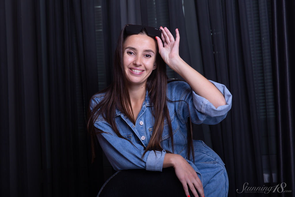 Barely Legal Alay Strips Naked With Confidence