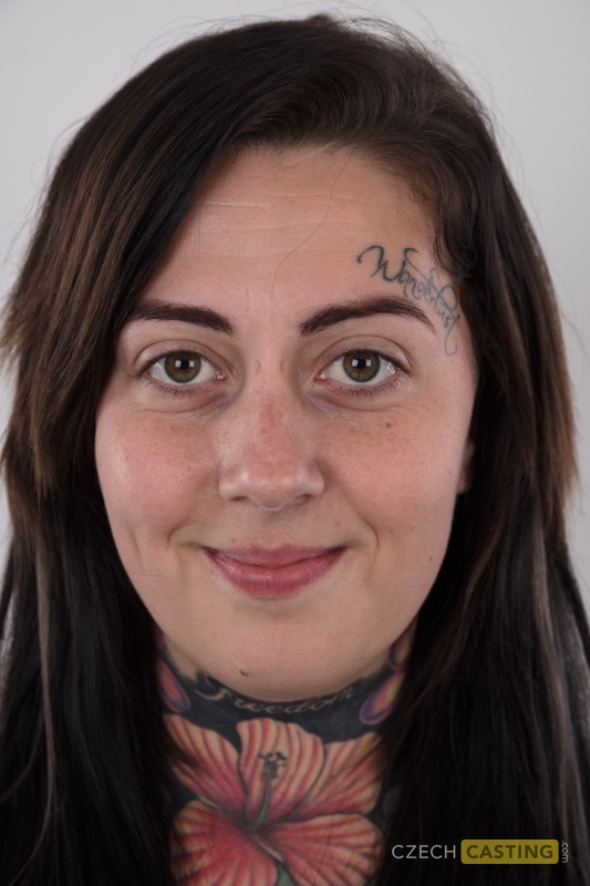 纹身业余女孩尼古拉脱衣展示她丰满的身材