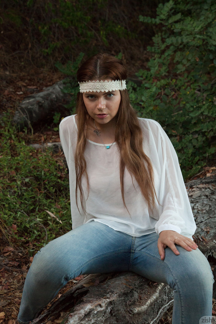 Любительская Подросток Марина Висконти Показывает Большие Груди Во Время Позирования На Улице