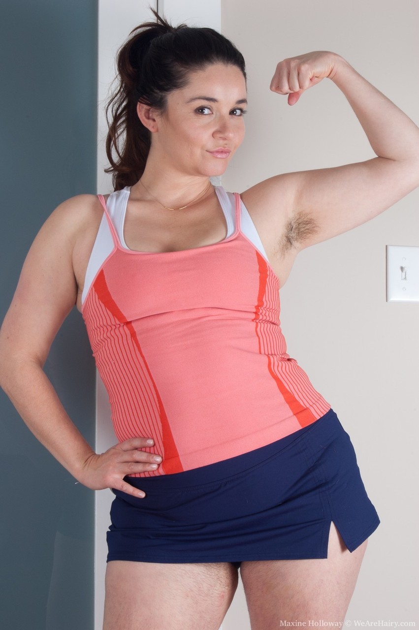 Sportliches Mädchen Maxine Holloway Zieht Sich Auf Der Matte Aus, Um Ihre Behaarte Muschi Und Achseln Zu Zeigen