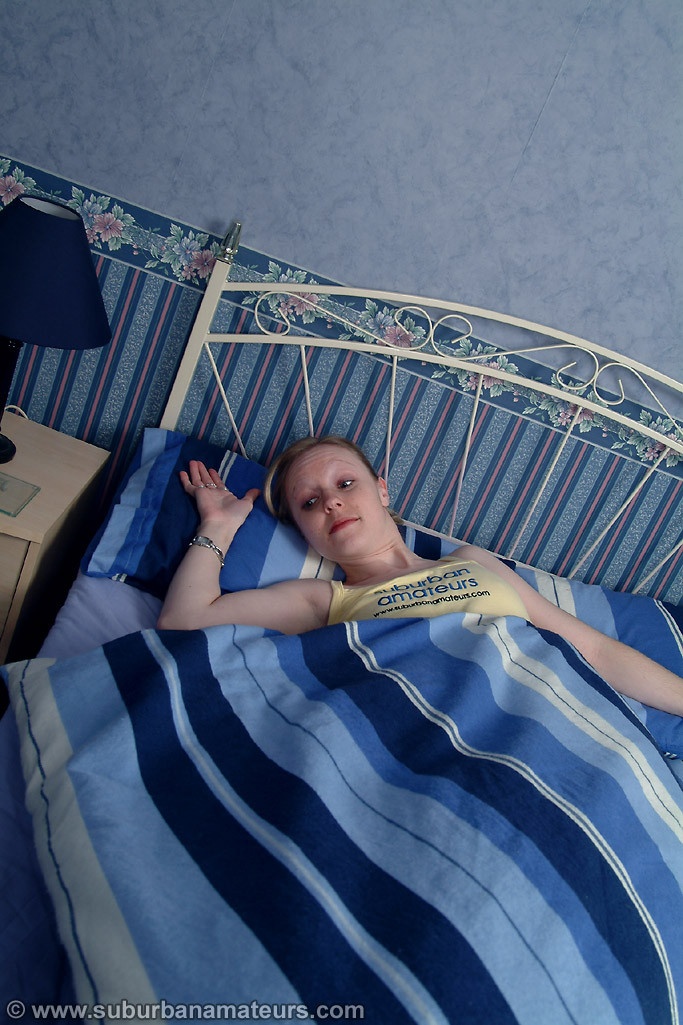 Claire J 微笑著脫衣並用玩具玩弄她光潔的陰部