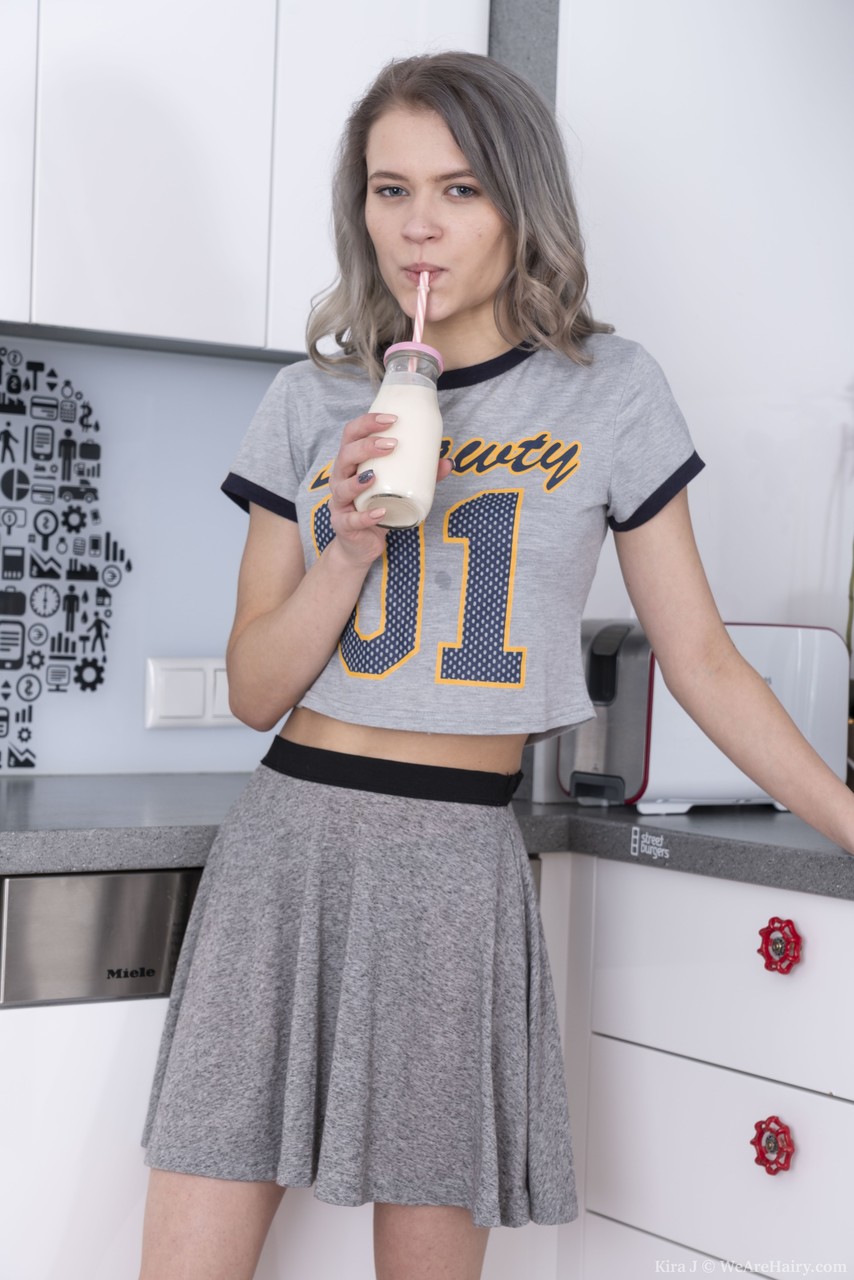 युवा किरा जे रसोई में अपनी घने बालों वाली योनि को फैलाती है, सेक्सी स्ट्रिपटीज़ के बाद