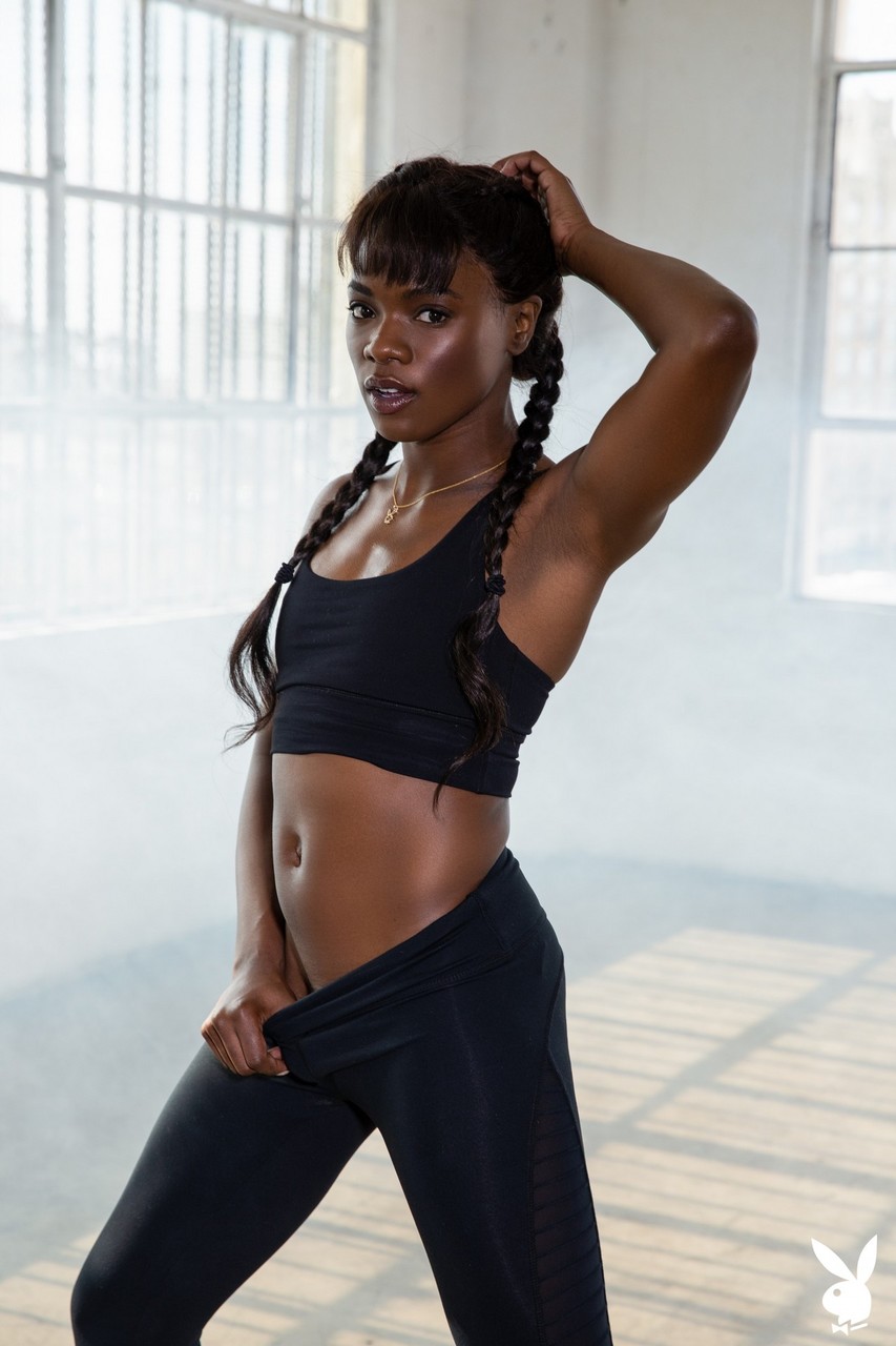 अना फॉक्स इंटेंस वर्कआउट सेशन के दौरान कपड़े उतारती हैं