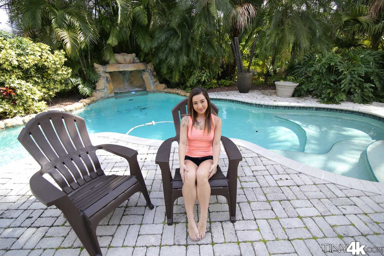 Dulce Adolescente Bambi Brooks Exhibe Su Coño Junto A La Piscina Y En La Bañera