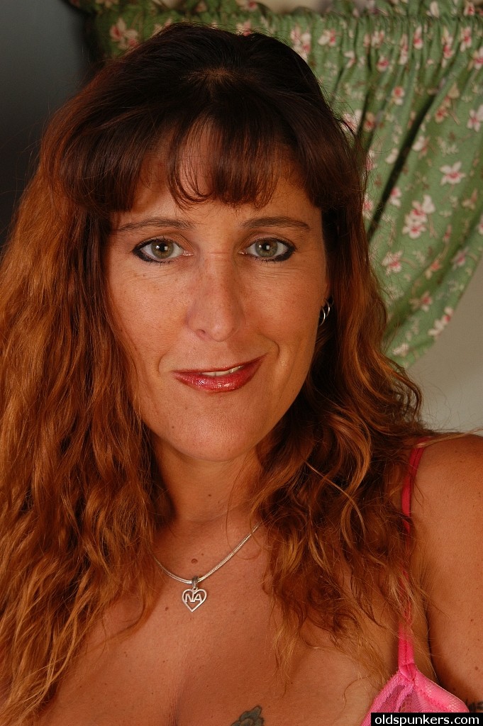 Katanya Espreme Seus Seios Caídos E Mostra Estrias Na Velha Bunda