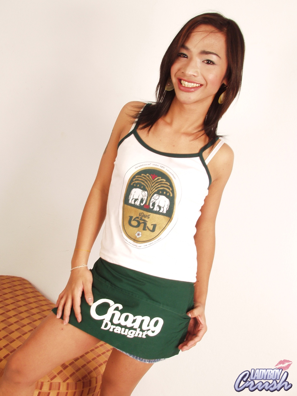 الآسيوية شيميل أنيتا تكشف عن قضيب ضخم أثناء شرب البيرة