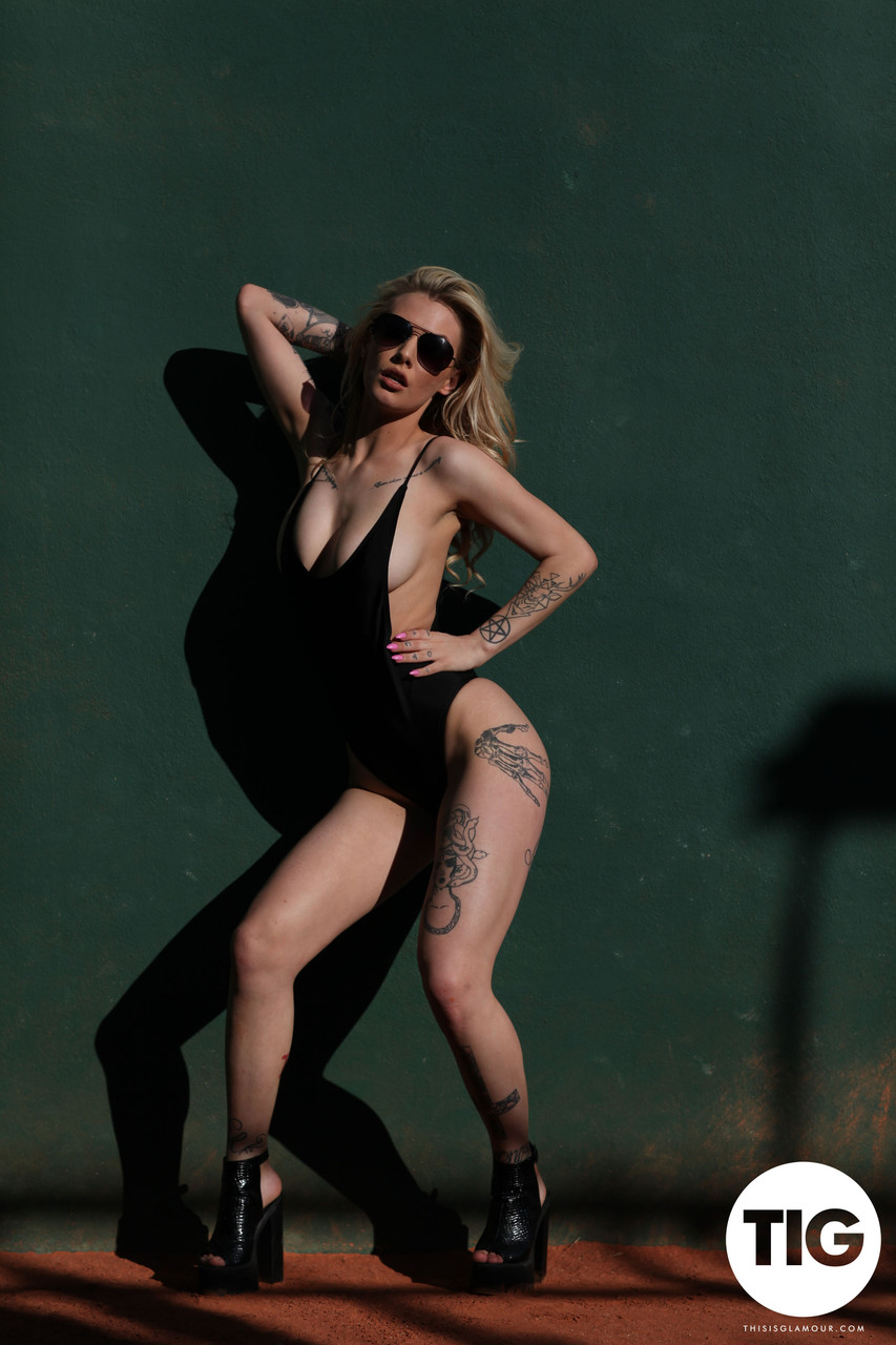 萨斯基亚·瓦伦丁, 性感金发模特, 展示美胸与纹身胴体