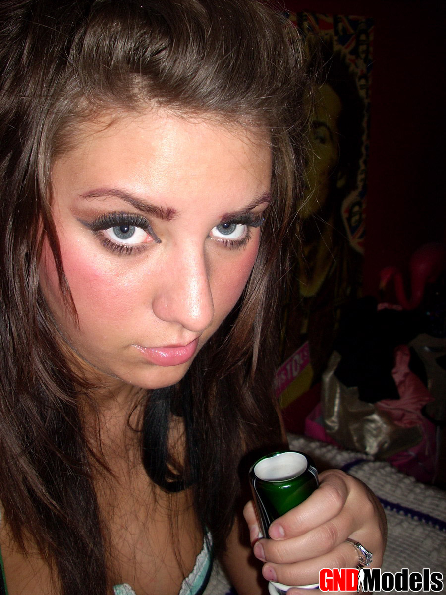 Sexy Milf Hollywood Models Sexy Brassiere During Non-Nude Action