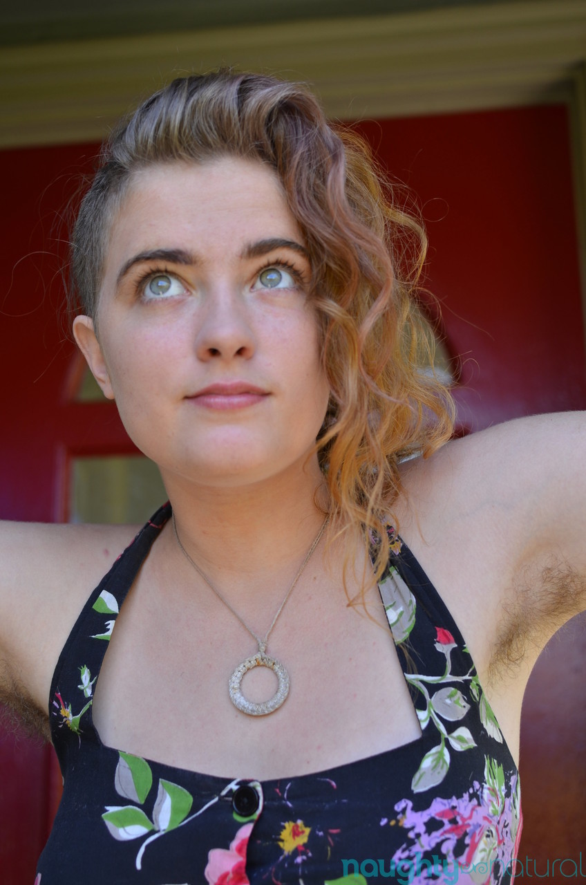 甜美宝贝翘臀脱衣炫耀她的丛林