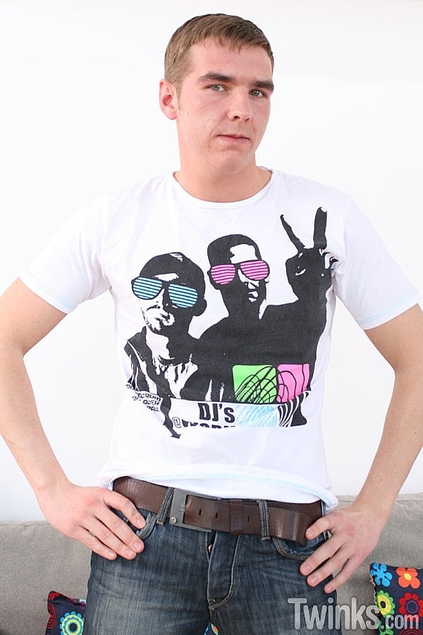 الشاب الممحون توم جاكسون يستمني زبه الصلب حتى يقذف على الأريكة