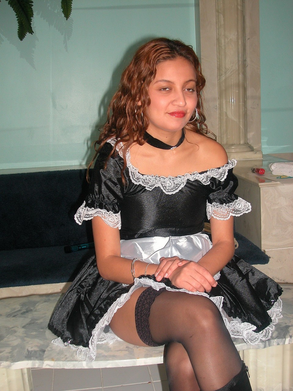 الخادمة الحلوة سينامون مربوطة وملعوب بها من قبل الدوميناتريكس الناضجة فوكسن