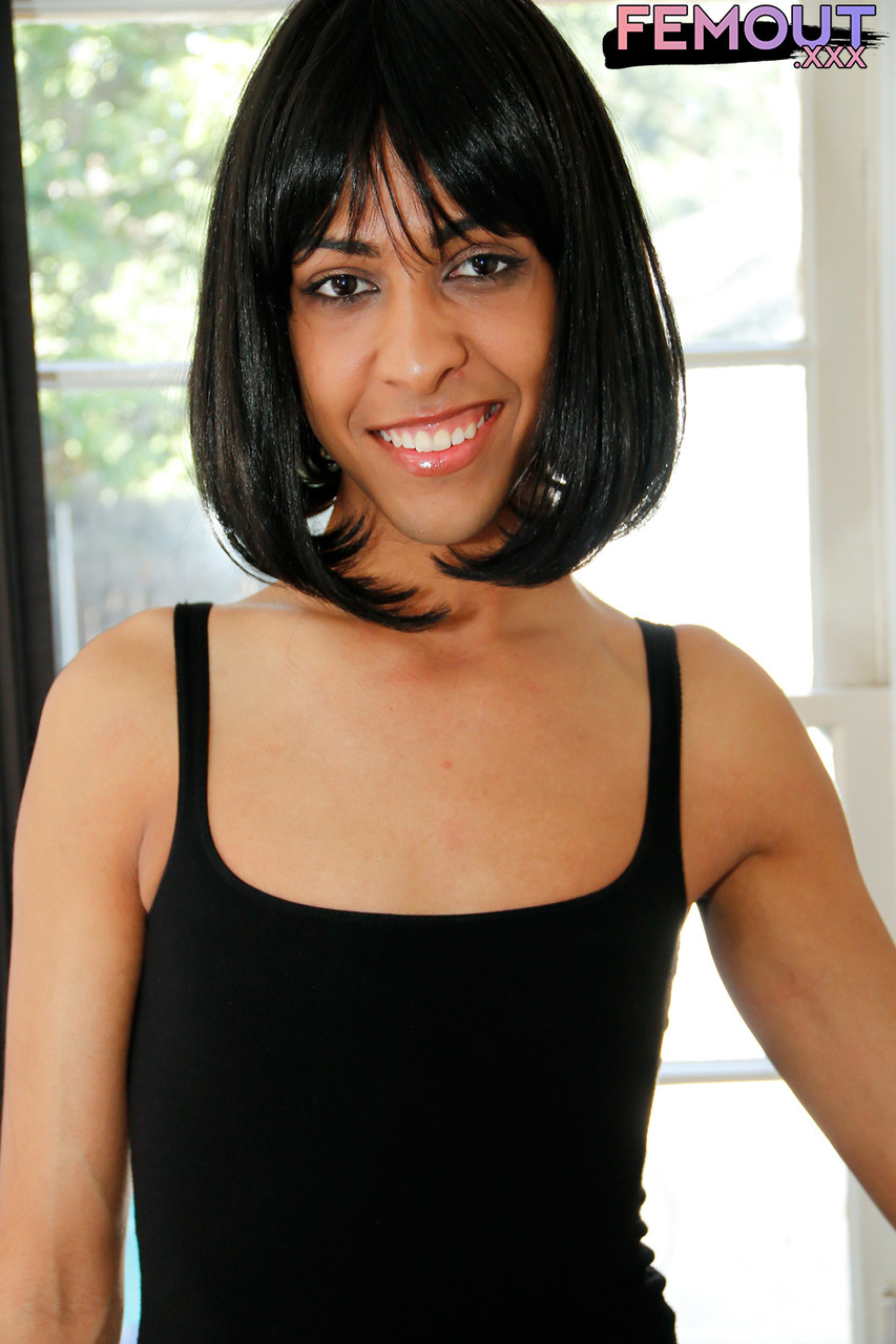 惊艳的黑人变性人Nori挠痒她的大阴茎直到射精