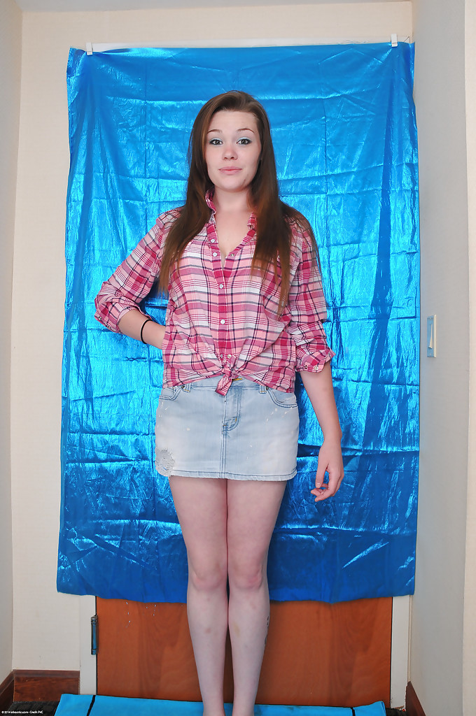 लातिना बेब मार्गोट अपने शौक़िया बड़े बूब्स और गांड दिखाती है