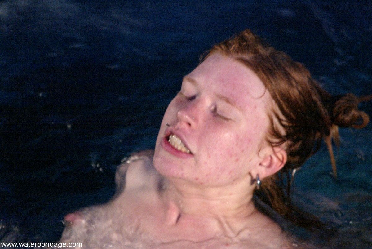 水上束缚行动与麦迪逊杨的性爱照片