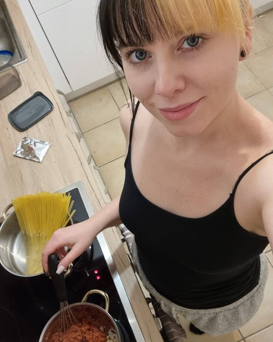 الهاوية بيب كيراجيمسون تتباهى بمنحنياتها أثناء الطبخ في المطبخ