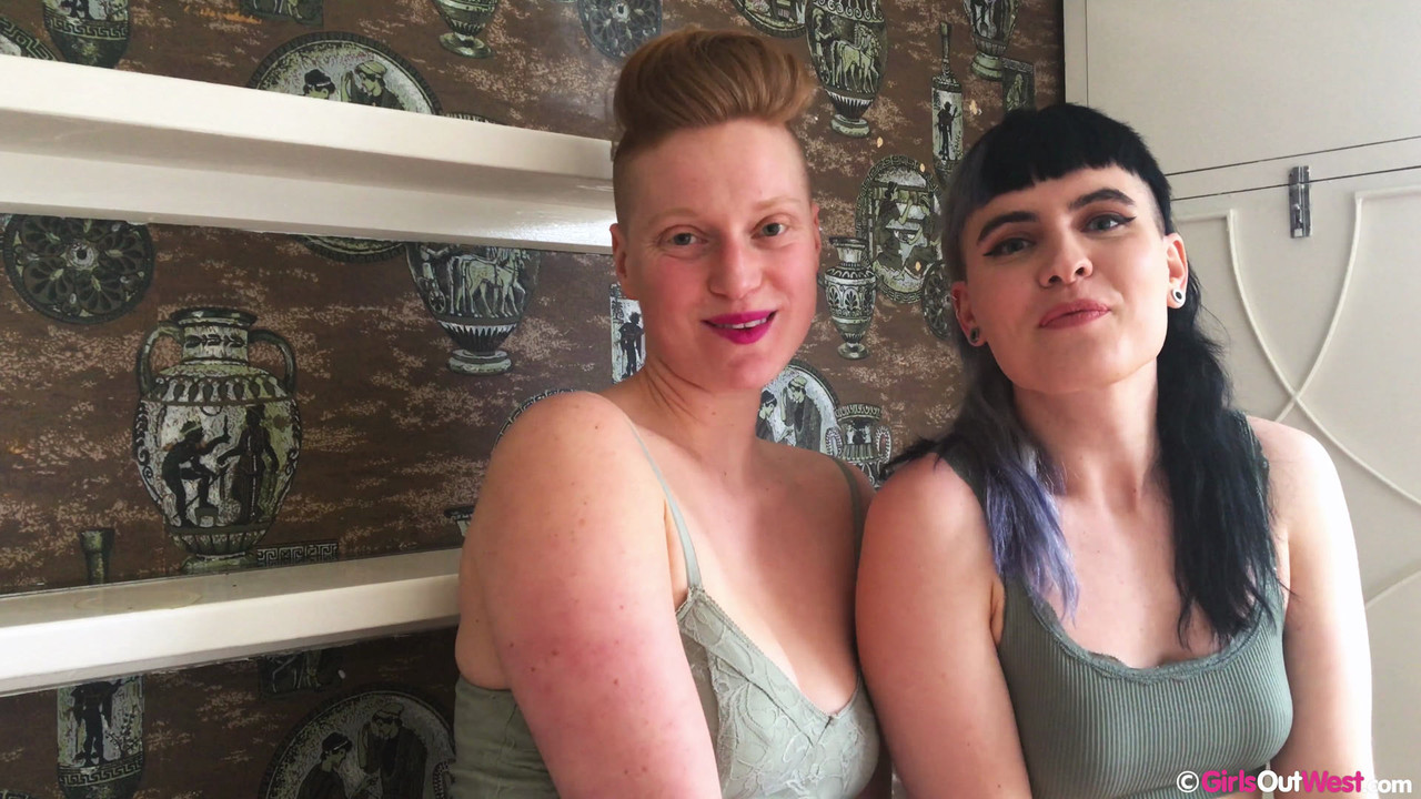 巨乳で淫乱なルームメイトFoxとMarina Leeがキスしてストラップオンでセックス