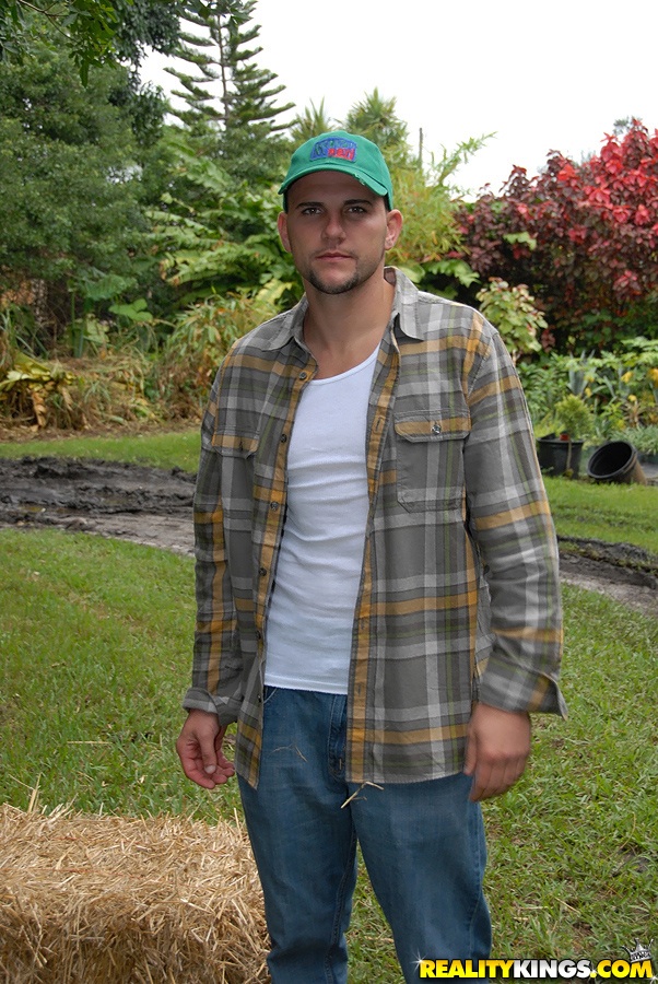 拉丁裔Ayana Haze在农场里被干她的毛穴