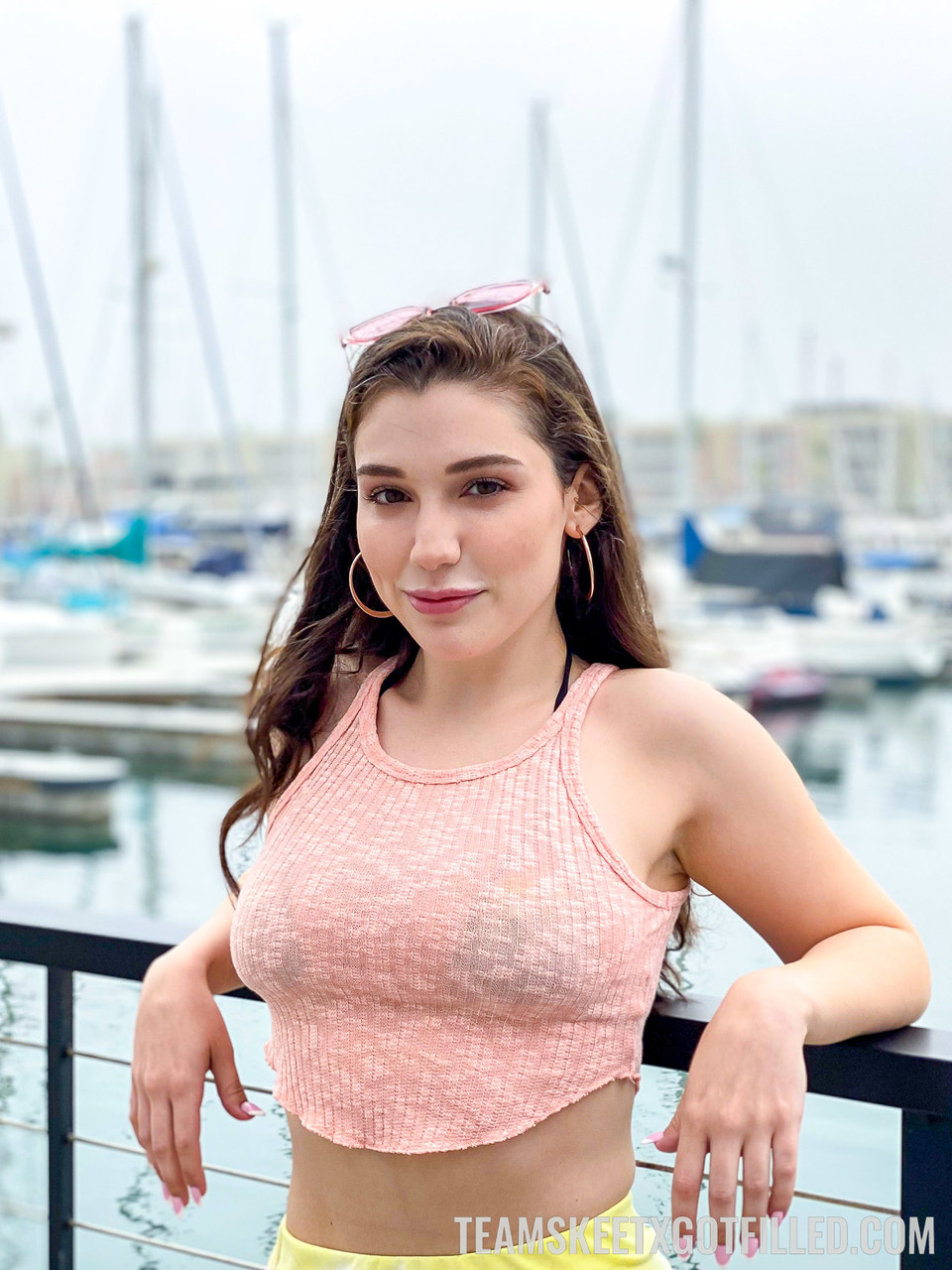 المراهقة الجميلة ليلي لou تركب ديك كبير بعد التغريد في البيكيني في الأماكن العامة