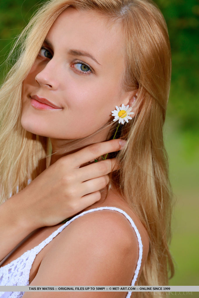 Teen Tais Strips Summer Dress To Pose Nude In Backyard