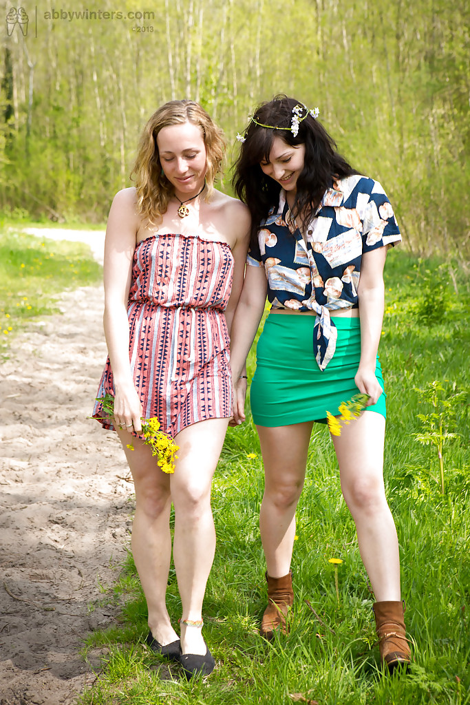 性感的女同性恋情侣Rose D和Yale舔对方的湿穴