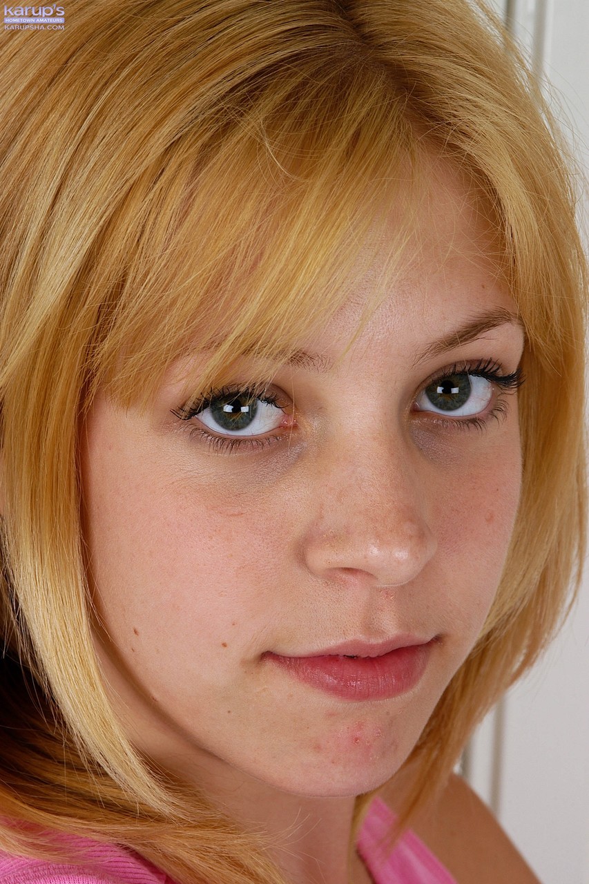 अमेच्यور ब्लॉन्ड लिया अपनी समतल छाती और गुलाबी योनि का प्रदर्शन करती है