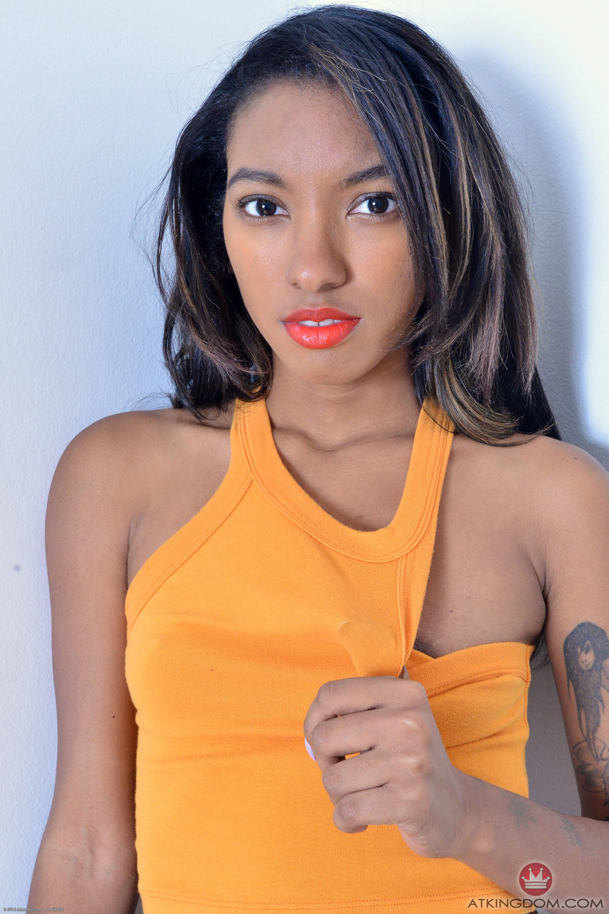 Süße Teenagerin Raven Wylde Enthüllt Ihre Enge Muschi Beim Solostrip