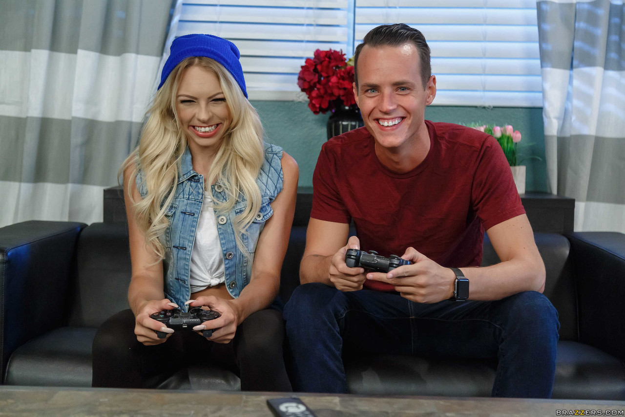 アメリカ人ブロンド小さな胸のティーンエイジャーゾーイクラークオイルを塗ってハードコアセックスする