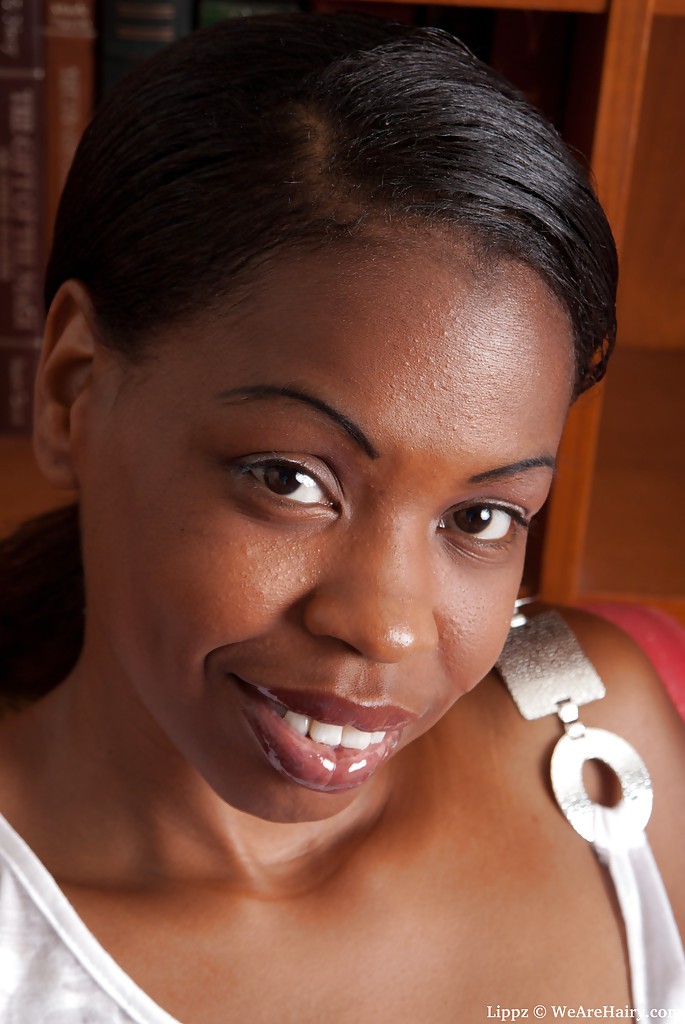 فتاة سوداء في جوارب تخلع ملابسها الداخلية البيضاء جاهزة للنيك