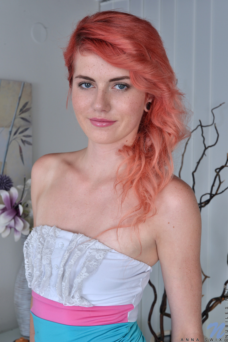 赤毛のティーンエイジャー・アナ・スウィックスが服を脱いでピンクの膣をこすります