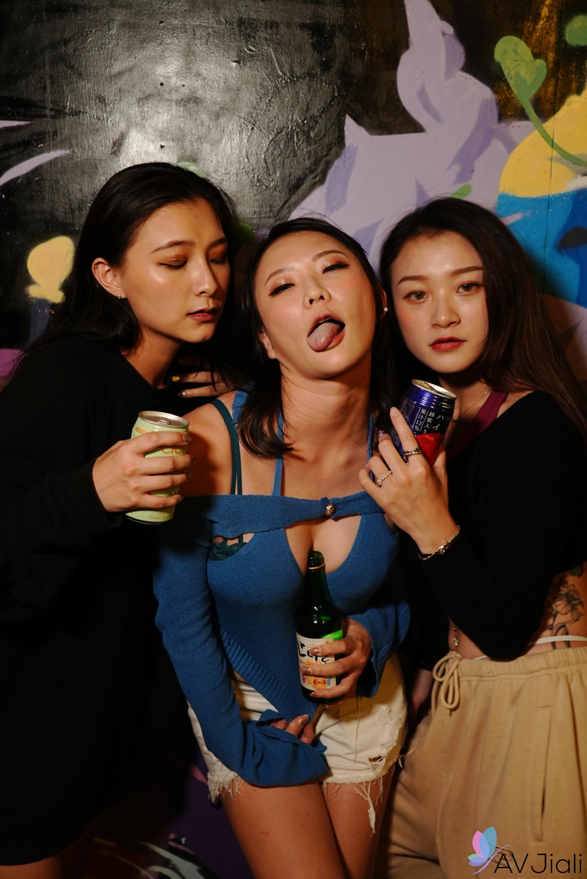 Chica China Yuli Tiene Sexo Con Un Chico Después De Una Noche De Chicas