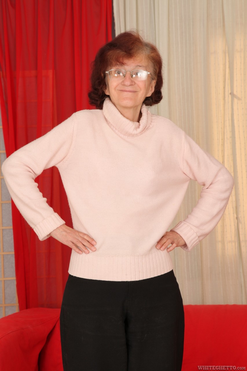 Abuela Hardcore Marcela Se Desnuda Para Un Coño Peludo Banging Con Un Joven Estudiante