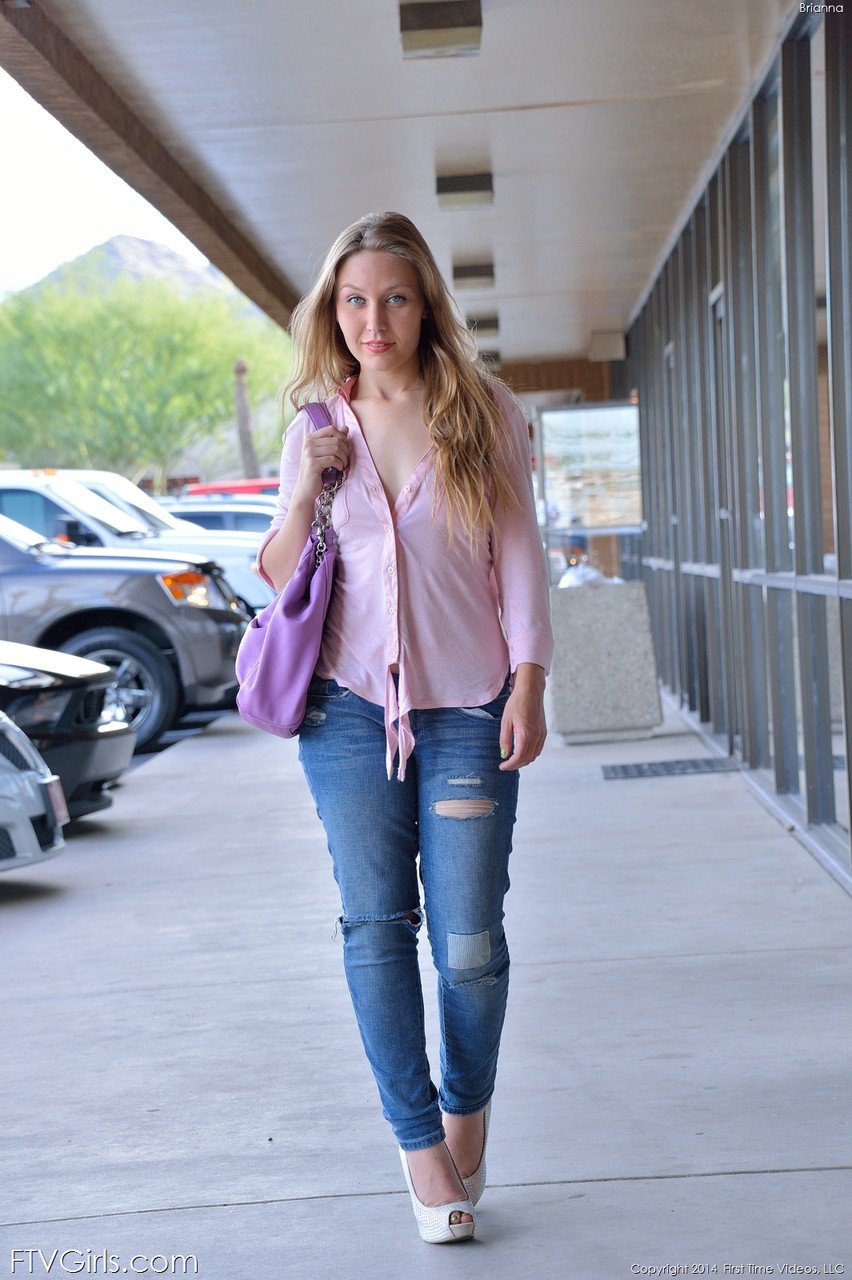 Verführerische Brianna Spreizt Ihre Muschi-Lippen Nach Öffentlichem Striptease