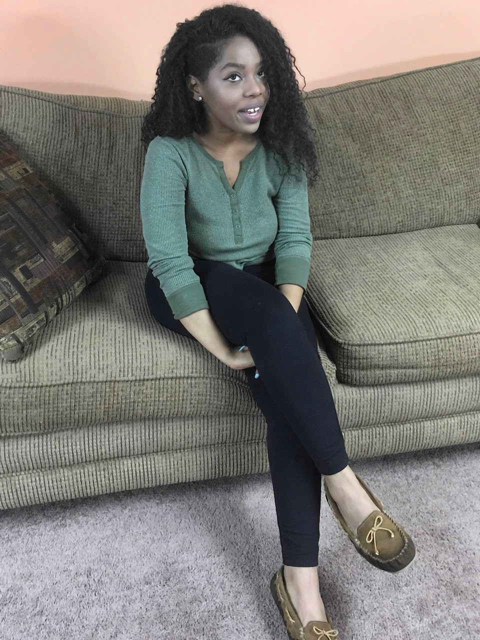 小柄で激カワハイチ美女レイラ・フィネスが白いチ○ポをフェラし身体を披露