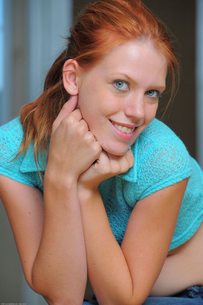 La Adolescente Pelirroja Pepper Kester Se Desnuda Y Se Frota Su Coño Rosado En Solitario