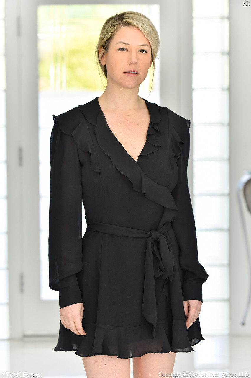 Блондинка-Милф Кит Раздевается Для Жёсткого Массажа Груди На Кухне