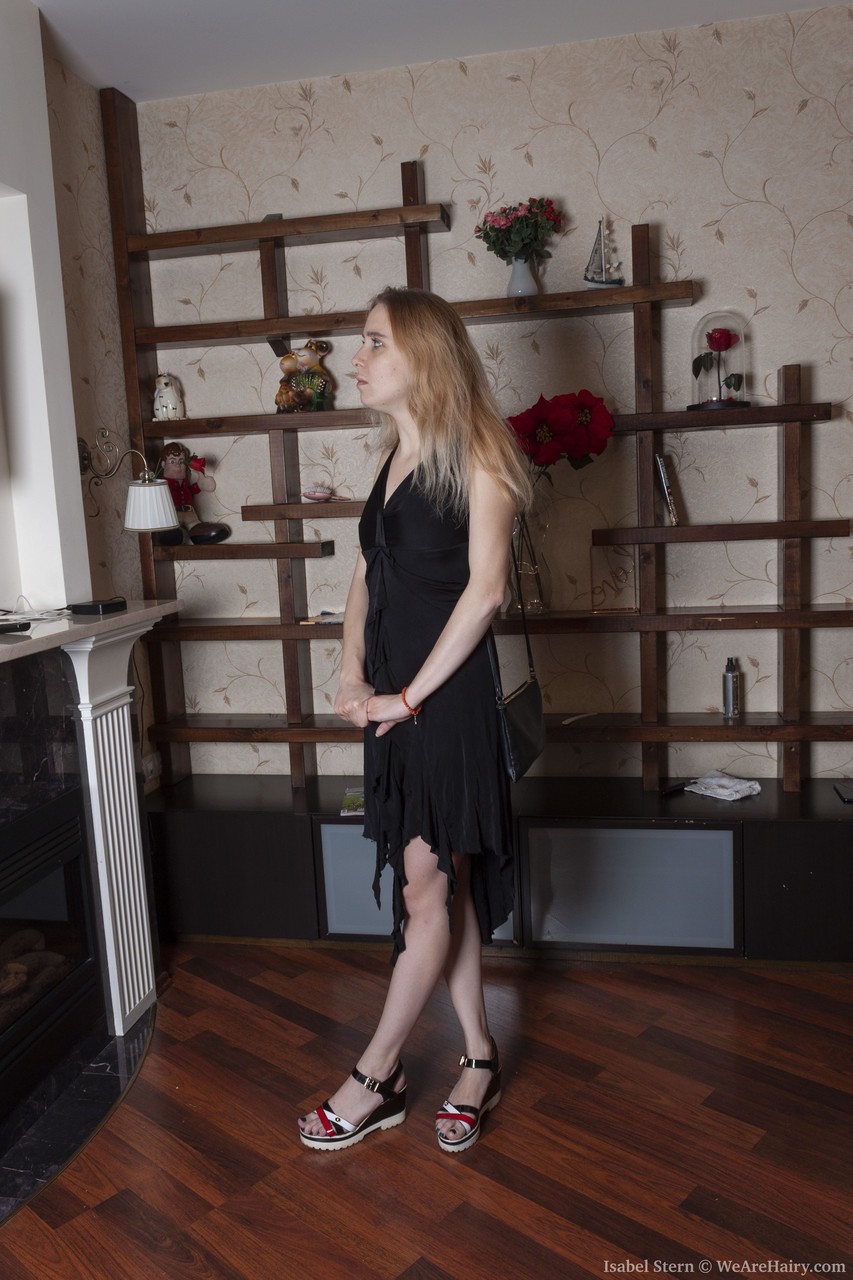 الشقراء الصغيرة إيزابيل شترن تعرض مهبل ذو شعر وتنتشر