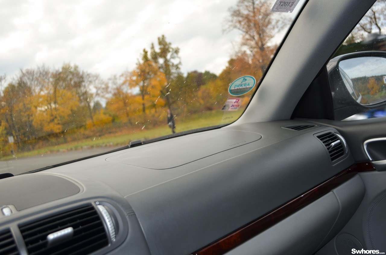 स्लट्टी ब्रुनेट स्टॉकिंग्स में एक अजनबी के साथ बाहरी सेक्स करती है भुगतान के लिए