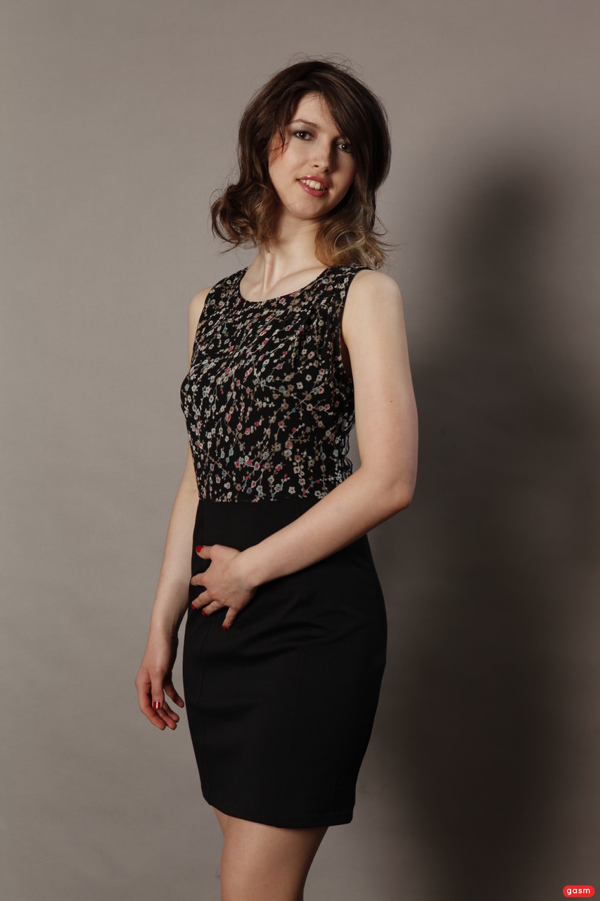 瘦瘦的捷克宝贝Susan Ayn在试镜时穿着可爱服装摆姿势