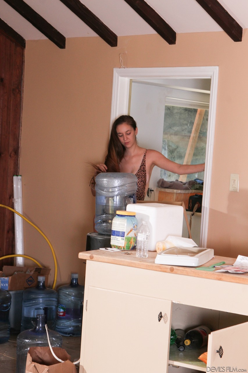 Высокая Брюнетка Лейла Адамс Мастурбирует В Купальнике В Разрушенном Партийном Доме