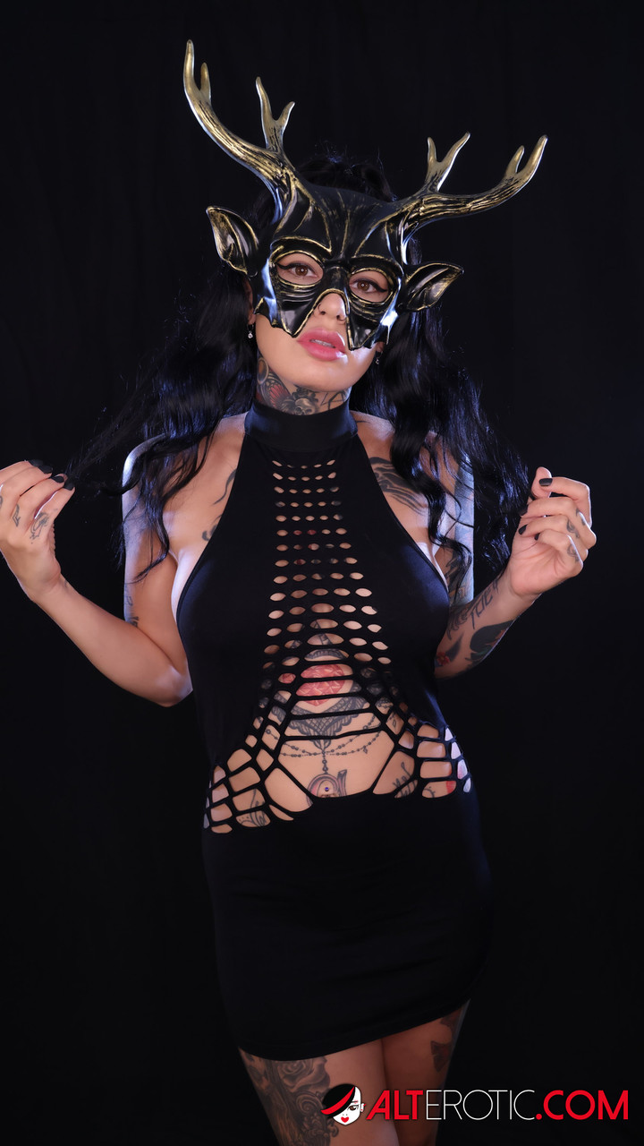 Femme Tatouée Musa Phoenix Porte Un Collier D'esclave Dans Un Sexe Interracial