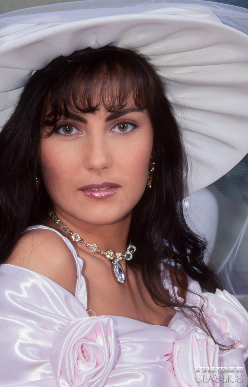 南方佳人安妮塔·贡吉嘴下滴着精液的性爱后